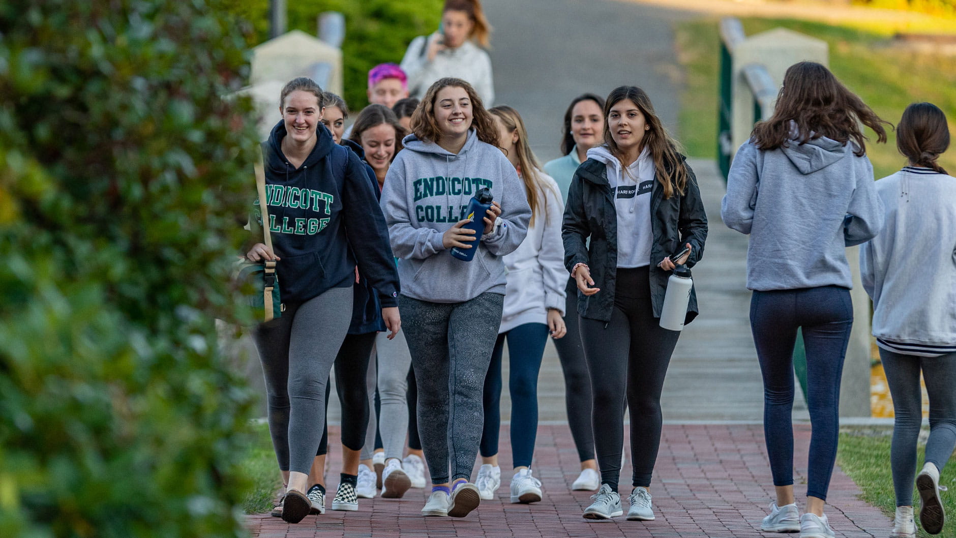 Students walking on the Ƶ College campus
