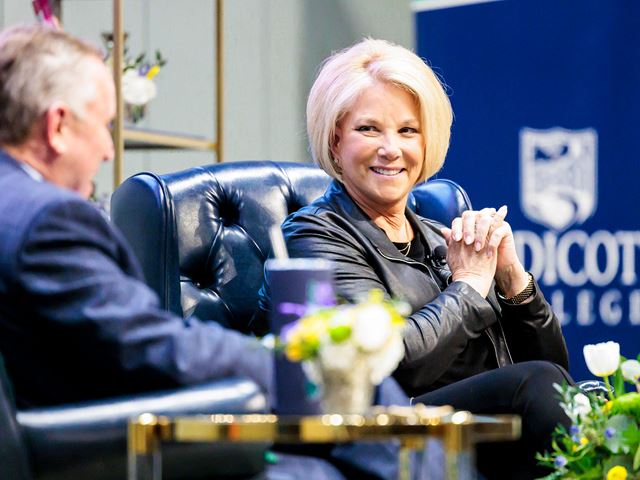 Joan Lunden may be used to asking the questions, but she flipped the script at Ƶ College on March 4, sharing colorful stories from her years as host of Good Morning America as part of the second annual Presidential Speaker Series, made possible through a generous commitment from Arlene Battistelli ’60. 